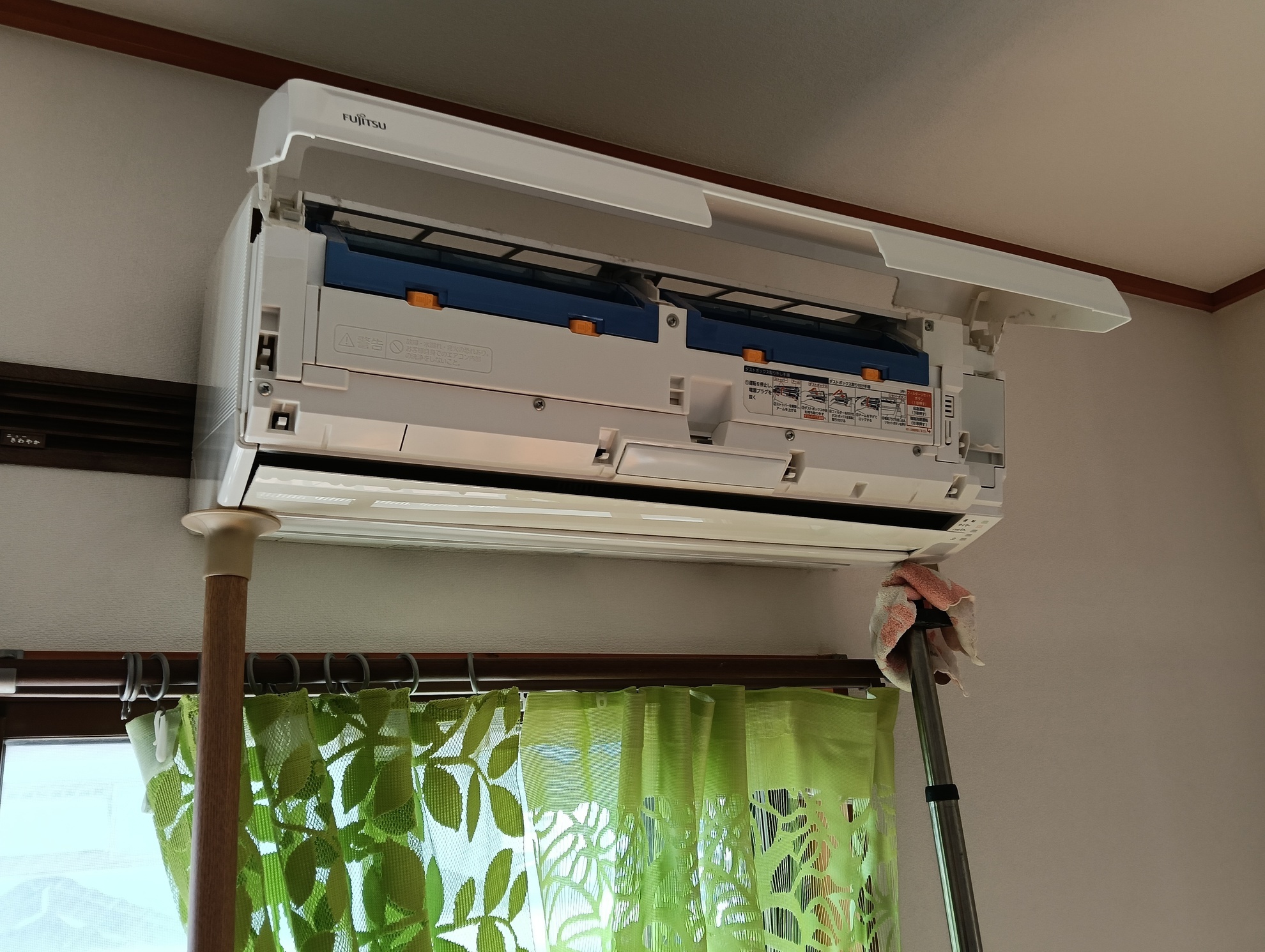 室内機が落下しそうだったのでお客様　棒で支えていました